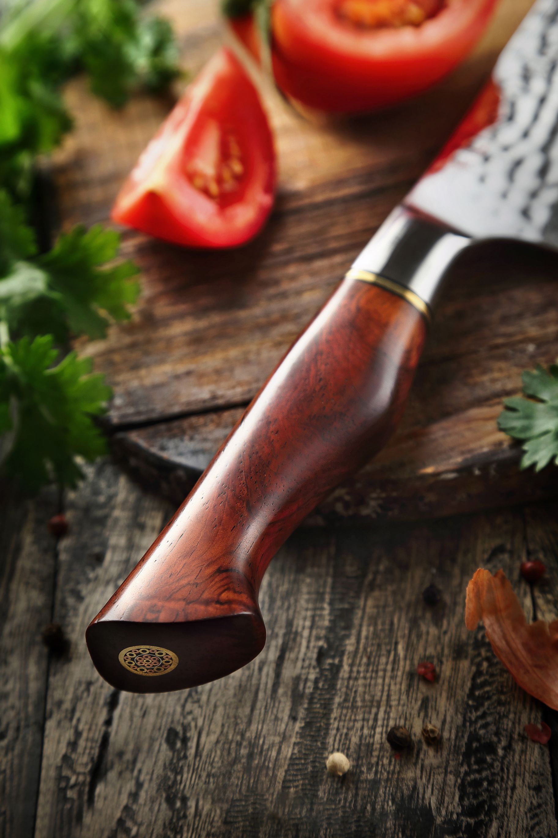 Schälmesser HEZHEN Master B30R auf dem Schneidebrett